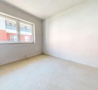 NOVOSTAVBA 3 izb. BYT 73 m2 | BALKÓN | SENEC - Dlhá ul. - Prázdna miestnosť v 3-izbovom byte s oknom a bielymi stenami.