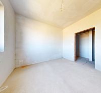 NOVOSTAVBA 3 izb. BYT 73 m2 | BALKÓN | SENEC - Dlhá ul. - Izba v 3-izbovom byte so surovými stenami a otvorom do ďalšej miestnosti.