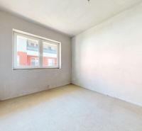 NOVOSTAVBA 3 izb. BYT 73 m2 | BALKÓN | SENEC - Dlhá ul. - Izba s neutrálnymi stenami a veľkým oknom, 3-izbový byt.