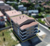 NOVOSTAVBA 3 izb. BYT 73 m2 | BALKÓN | SENEC - Dlhá ul. - Bytový dom na Dlhej ulici v Senci ponúka výhľad na okolie.