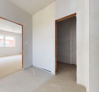 NOVOSTAVBA 3 izb. BYT 73 m2 | BALKÓN | SENEC - Dlhá ul. - Interiér 3-izbového bytu s bielymi stenami a oknom s výhľadom.
