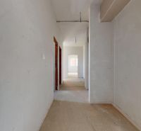 NOVOSTAVBA 3 izb. BYT 73 m2 | BALKÓN | SENEC - Dlhá ul. - Priestranná chodba v 3-izbovom byte so svetlým interiérom a podlahou bez dekoru.