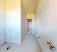 NOVOSTAVBA 3 izb. BYT 73 m2 | BALKÓN | SENEC - Dlhá ul. - Nezoariadený interiér 3-izbového bytu s hladkými stenami a bledou podlahou.