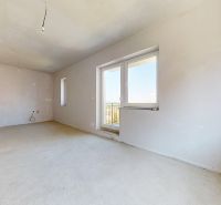 NOVOSTAVBA 3 izb. BYT 73 m2 | BALKÓN | SENEC - Dlhá ul. - Priestranná miestnosť s výhľadom v 3-izbovom byte, pripravená na dokončenie.