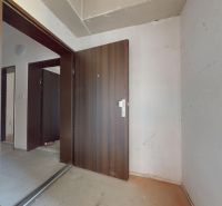 NOVOSTAVBA 3 izb. BYT 73 m2 | BALKÓN | SENEC - Dlhá ul. - V 3-izbovom byte sú vstupné dvere a neomietnuté steny s podlahou bez krytiny.