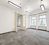 Reprezentatívne priestory na prenájom, Mlynská, Košice - Staré mesto - Kancelárie s bielymi stenami, veľkými oknami a kobercovou podlahou.