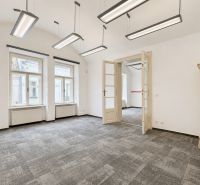 Reprezentatívne priestory na prenájom, Mlynská, Košice - Staré mesto - Kancelárie s kachľovou pecou a závesnými svietidlami, podlaha s dreveným dekorom.