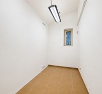 Reprezentatívne priestory na prenájom, Mlynská, Košice - Staré mesto - Biele steny, malá miestnosť, stropné svietidlá, dlažba, kancelárie.