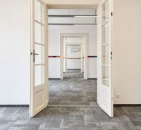 Reprezentatívne priestory na prenájom, Mlynská, Košice - Staré mesto - Otvorené biele dvere v kancelárii s kobercovou podlahou.
