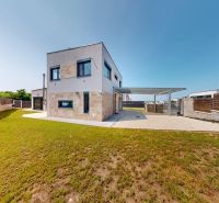 Nadštandardný 5-izbový rodinný dom - Orešianky - Rodinný dom na Orešianky v Bratislava - Záhorská Bystrica s priestrannou záhradou a terasou.