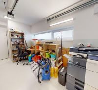 Nadštandardný 5-izbový rodinný dom - Orešianky - Interiér rodinného domu so skladovacími policami a tlačiarňou v technickej miestnosti.