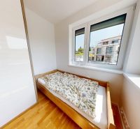 Nadštandardný 5-izbový rodinný dom - Orešianky - Spálňa v rodinnom dome s posteľou a skriňou, výhľad na vonkajšiu stavbu.