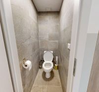 Nadštandardný 5-izbový rodinný dom - Orešianky - Toaleta s obkladom v rodinnom dome.