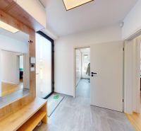 Nadštandardný 5-izbový rodinný dom - Orešianky - Vstupná hala rodinného domu so svetlým nábytkom a zrkadlami.
