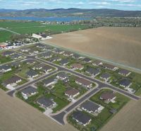 Slnečný dvor – Kompletný developerský projekt na predaj - Developerské pozemky v Drahovciach s výhľadom na okolité polia a región.