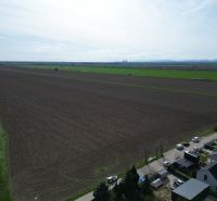 Slnečný dvor – Kompletný developerský projekt na predaj - Developerské pozemky v Drahovciach pri hlavnej ceste, s pohľadom na okolitú krajinu.