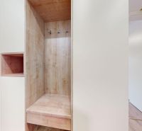3,5-izb. byt 82 m2 | Drieňová ul.Štrkovec | komplet rek. - Interiér 4-izbového bytu so vstavanou skriňou a podlahou s dreveným dekorom.