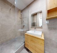 3,5-izb. byt 82 m2 | Drieňová ul.Štrkovec | komplet rek. - Kúpeľňa v 4-izbovom byte s veľkým sprchovým kútom a drevenými skrinkami.