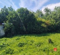 Na predaj pozemok pri Prešove - Pozemky - bývanie v Žehni s hustou zeleňou a starou stavbou.