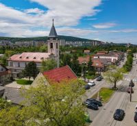 NA PREDAJ ŠTÝLOVÝ A VEĽKÝ 3-IZBOVÝ BYT, KOMPLETNÁ REK., LAMAČ - BA - Kostol a ulica v Bratislave - Lamači na Studenohorskej blízko prírody a mesta.