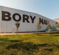 NA PREDAJ ŠTÝLOVÝ A VEĽKÝ 3-IZBOVÝ BYT, KOMPLETNÁ REK., LAMAČ - BA - Nákupné centrum Bory Mall s nápisom, trávnatá plocha a stromy v Bratislave-Lamači.