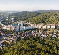 NA PREDAJ ŠTÝLOVÝ A VEĽKÝ 3-IZBOVÝ BYT, KOMPLETNÁ REK., LAMAČ - BA - Letecký pohľad na obytnú oblasť na Studenohorskej ulici v Bratislave - Lamač s okolitými lesmi.