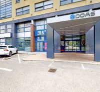 Kancelárie od 25,7 m² s parkovaním, recepcia 24/7 – Košická ul., Nivy - Budova kancelárií na Košickej ulici, Bratislava - Nivy, s parkoviskom pred vchodom.