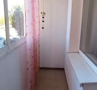 Na prenájom zariadený 1 izbový byt v Nových Zámkoch - Balkón v 1-izbovom byte s kachličkami a výhľadom na exteriér.