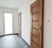 / Novostavba, moderný bungalov, dokončený na kľúč  - Interiér Rodinného domu s kamennou podlahou a drevenými dverami.