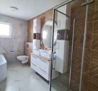 / Novostavba, moderný bungalov, dokončený na kľúč  - Kúpeľňa s vaňou, sprchou a dvojitým umývadlom v rodinnom dome.