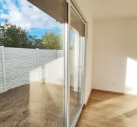 / Novostavba, moderný bungalov, dokončený na kľúč  - Svetlá izba rodinného domu s posuvnými dverami a podlahou s dreveným dekorom.