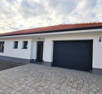 / Novostavba, moderný bungalov, dokončený na kľúč  - Rodinný dom v Senci s červenou strechou a dláždenou príjazdovou cestou.