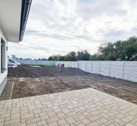 / Novostavba, moderný bungalov, dokončený na kľúč  - Rodinný dom v Senci s dlažbou a bielym plotom, vhodný pre pokojné bývanie.