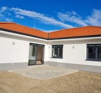 / Novostavba, moderný bungalov, dokončený na kľúč  - Rodinný dom v Novom Svete so šikmou červenou strechou a terasou.