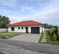 / Novostavba, moderný bungalov, dokončený na kľúč - Rodinný dom v Senci s červenou strechou, garážou a udržiavanou záhradou.