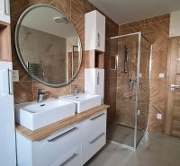 / Novostavba, moderný bungalov, dokončený na kľúč  - Kúpeľňa s dvoma umývadlami, sprchovým kútom a dreveným dekorom.
