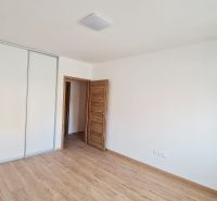 / Novostavba, moderný bungalov, dokončený na kľúč  - Izba v rodinnom dome s podlahou s dreveným dekorom a vstavanou skriňou.