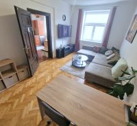 Veľký 3i byt, vysoké stropy,  pivnica, garáž, Murgašova, Staré Mesto - Obývačka v 3-izbovom byte disponuje pohodlnou sedacou súpravou a podlahou s dreveným dekorom.