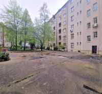 Veľký 3i byt, vysoké stropy,  pivnica, garáž, Murgašova, Staré Mesto - Dvor medzi bytovými domami na Murgašovej ulici v Bratislave - Starom Meste.