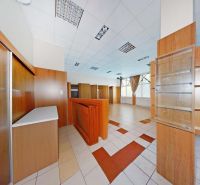 Klimatizovaný obchodný priestor - showroom alebo klinika,vstup z ulice - Interiér obchodných priestorov s podlahou s dreveným dekorom a svetlou dlažbou.