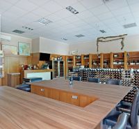 Klimatizovaný obchodný priestor - showroom alebo klinika,vstup z ulice - Degustačná miestnosť s vínom, podlaha s dreveným dekorom, obchodné priestory.