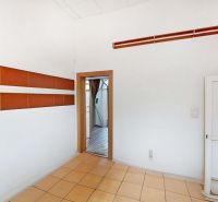 Klimatizovaný obchodný priestor - showroom alebo klinika,vstup z ulice - Obchodné priestory s keramickou dlažbou a zrkadlovými dvermi, steny s dekoratívnymi pruhmi.