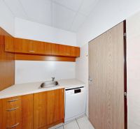 Klimatizovaný obchodný priestor - showroom alebo klinika,vstup z ulice - Kuchynská linka s umývadlom, drevené skrinky, biela umývačka riadu, obchodné priestory.