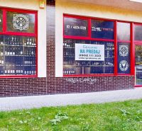 Klimatizovaný obchodný priestor - showroom alebo klinika,vstup z ulice - Obchodné priestory v Bratislave - Podunajských Biskupiciach s výkladom plným fliaš vína.