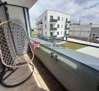 REZERVOVANÉ - Kompletne zariadený 2-i byt s loggiou a parkovaním – Nov - Balkón 2-izbového bytu na Slnečnicovej v Rovinke s hojdačkou a výhľadom na okolie.