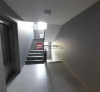 REZERVOVANÉ - Kompletne zariadený 2-i byt s loggiou a parkovaním – Nov - Chodba so schodiskom a výťahom v 2-izbovom byte.