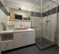 REZERVOVANÉ - Kompletne zariadený 2-i byt s loggiou a parkovaním – Nov - Kúpeľňa v 2-izbovom byte s preskleným sprchovým kútom a veľkým zrkadlom.