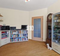 PRIESTRANNÝ 4-IZBOVÝ BYT S DVOMA BALKÓNMI | KRAMÁRE – ul. UHROVA - Izba v 4-izbovom byte s policami, skriňami, knihami a podlahou s dreveným dekorom.