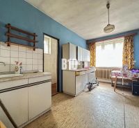 Rodinný dom s veľkým pozemkom a nádhernými výhľadmi – Dolný Milochov - Kuchyňa v rodinnom dome s nábytkom a podlahou s dreveným dekorom.