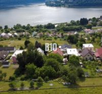 Rodinný dom s veľkým pozemkom a nádhernými výhľadmi – Dolný Milochov - Rozľahlé záhrady a rodinné domy v Považskej Bystrici s výhľadom na vodnú plochu.